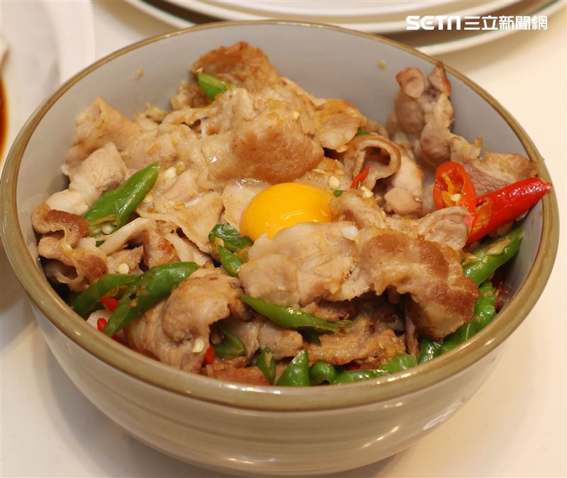 「詹姆士快手菜」新書發表，一刻四道秒速上桌。（記者邱榮吉/攝影）