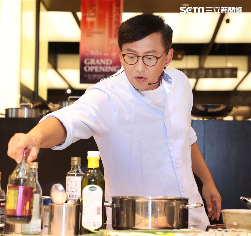 「詹姆士快手菜」新書發表，一刻四道秒速上桌。（記者邱榮吉/攝影）