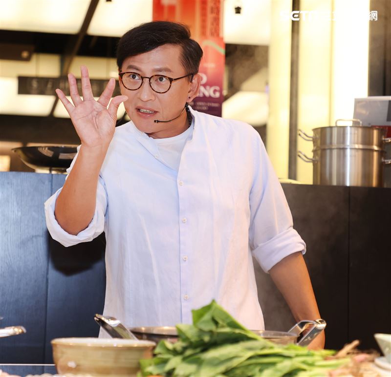 「詹姆士快手菜」新書發表，一刻四道秒速上桌。（記者邱榮吉/攝影）