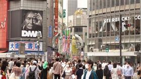 日本境內疫情延燒，截至8月13日晚間9時，8月死亡人數達64人，比7月的39人大幅上升，重症患者數也是一個月前的6倍。圖為東京澀谷車站前民眾戴口罩防疫。（中央社檔案照片）
