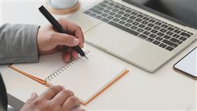 左撇子。（圖／翻攝自Pexels）