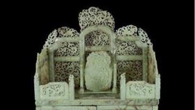 這件「漢代龍鳳紋玉凳梳妝台」，被不少中國專家質疑「是假的」。（圖／翻攝自搜狐新聞）