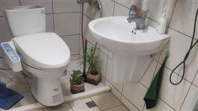 女租客馬桶丟1物　樓下浴室穢物狂噴（圖／翻攝自爆怨公社臉書）