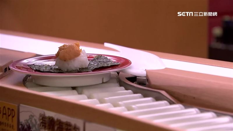 一名網友在用餐時,目睹隔壁桌的小孩竟拿著筷子觸碰壽司,甚至在接觸後沒有拿起該盤壽司。(圖/資料照)