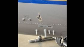 ▲美國警用直升機著彈點離燃料管線很近。（圖／翻攝自推特）