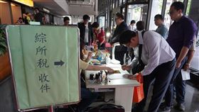 2020年5月綜所稅申報有5大重點不可不知，包括新增長照扣除額、名模條款、不課稅基本生活費提高、可列報政治捐贈扣除，以及同性伴侶首度可適用合併申報。（中央社檔案照片）