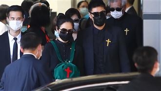 李坤儀強忍哀傷　捧李登輝遺照送行