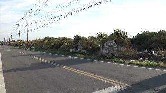 像極了魔神仔？駕駛經公墓驚見詭白影