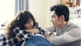 歐陽妮妮,張書豪,鬼魂,環抱。圖／麗象影業提供