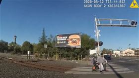 女警,英雄,鐵軌,拯救,老翁,輪椅,卡住,驚險