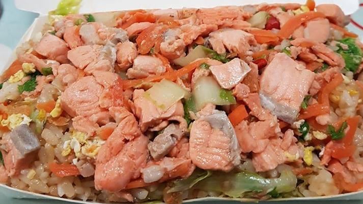魚肉塞爆便當才80　網嗨：飯炒鮭魚