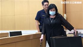 ▲鄭惠中交保離開北檢，被媒體詢問有無人教唆，她說是她爸爸教她討厭台獨。。（圖／記者楊佩琪攝）
