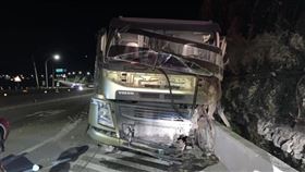 新北,貢寮,台二線,車禍,砂石車,護欄（圖／翻攝畫面）