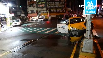 小黃深夜自撞安全島　駕駛慘卡車內