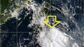氣象局長鄭明典發文，東風波雲系更靠近了，今（15）天恐怕大雷雨的機率更為提高。（圖／翻攝自鄭明典臉書）