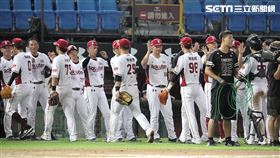 ▲樂天桃猿慶祝勝利。（圖／記者劉彥池攝影）