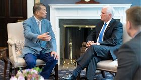 彭斯,黎智英（圖／翻攝自彭斯推特）