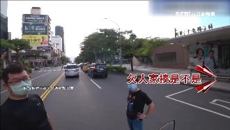 轎車違規撞機車　竟嗆：是不是欠揍