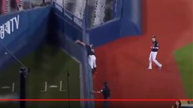 ▲KT巫師黃載鈞美技，隊友李輔根變表情包。（圖／截自網路）