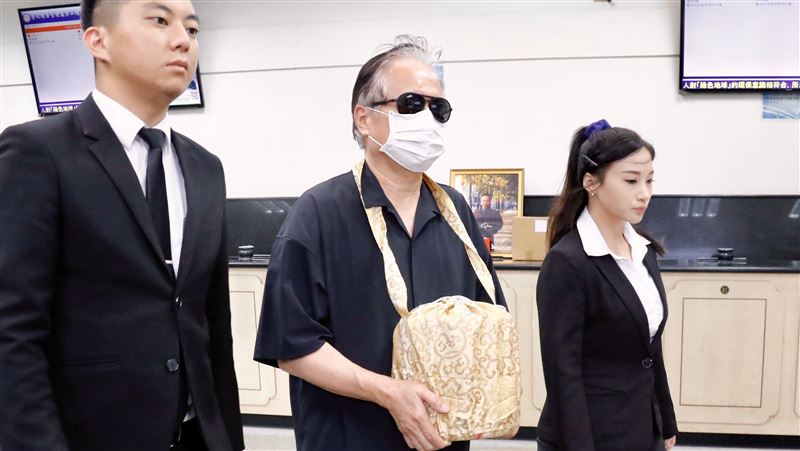 大哥不捨捧骨灰 曝羅霈穎未了心願