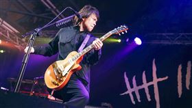 伍佰慶出道30周年，重啟絕對經典「今夜伍佰」系列演出。（圖／環球唱片提供）