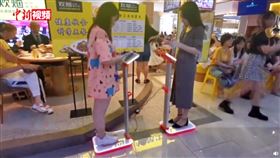 中國長沙餐廳推出「先量體重再點餐」，響應「節約糧食」政策。（圖／翻攝自中國新聞網微博）