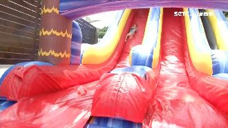 體感飆41度　7米高滑水道消暑降溫