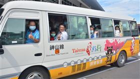 屏東郵輪巴士神山線首航（1）屏東「台灣好行－神山線」郵輪式公車15日啟航，目前預約成行率達88%，獲民眾熱烈迴響，縣長潘孟安（前左2）也上車試乘體驗。（屏東縣政府提供）中央社記者郭芷瑄傳真　109年8月15日