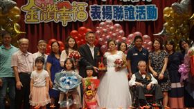 牽手半世紀讓金門更好　縣府表揚金鑽婚金門縣政府15日舉行金婚、鑽石婚表揚活動，共有70對長者出席接受表揚，縣長楊鎮浯（中）表示，長輩牽手走過的50、60年，正是金門最艱苦的歲月，是他們讓金門更好。中央社記者黃慧敏攝　109年8月15日