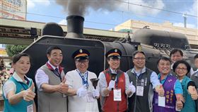 鄭文燦體驗搭乘DT668蒸汽火車（1）2020富岡鐵道藝術節持續展開，台鐵局15日特別安排「蒸汽火車之王」DT668蒸汽火車從中壢站行駛到富岡站，桃園市長鄭文燦（左3）在台鐵局長張政源（左4）陪同下體驗搭乘。中央社記者葉臻攝　109年8月15日