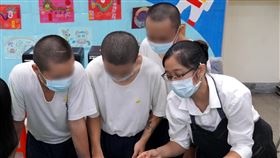 台北少觀所飄香　職場體驗課助收容少年找方向更生少年關懷協會表示，每週五都會進台北少年觀護所為收容少年上課，今年並特別開職場體驗課，14日安排社工、志工現場指導咖啡拉花、調飲料、手作點心等。（更生少年關懷協會提供）中央社記者黃旭昇新北市傳真　109年8月15日