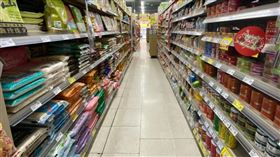 全聯福利中心與頂好19日上午貨架狀況。（圖／記者馮珮汶攝）