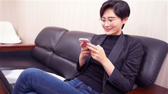 賴品妤遭酸草包　貼柯文哲摔倒照回擊