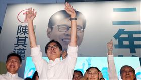 當選高雄市長　陳其邁：盼市民以最嚴格標準監督高雄市長補選告一段落，由民進黨候選人陳其邁（左2）當選，他15日晚間於競選總部發表勝選感言，希望市民用最嚴格標準監督他，讓他有更好機會學習反省，現在肩膀無比沉重，肩負為偉大城市的打拚，讓高雄大步邁進的責任。中央社記者郭日曉攝　109年8月15日