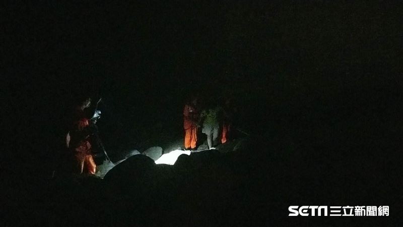 到肉粽角海灘散心遇漲潮　女險遭滅頂