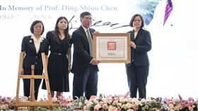 蔡英文總統16日上午出席「中央研究院陳定信院士追思會」親頒褒揚令。（圖／總統府提供）