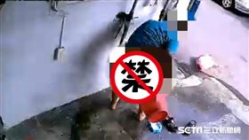 怪男闖人家脫褲洗澡／民眾授權提供