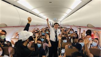 嗨爆！星宇飛釣魚台、東沙　機長是他