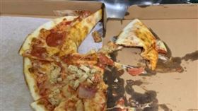 要求餐點送上樓！外送員1秒暴怒「摔爛披薩」走人…客看傻▲。（圖／翻攝自爆怨公社）