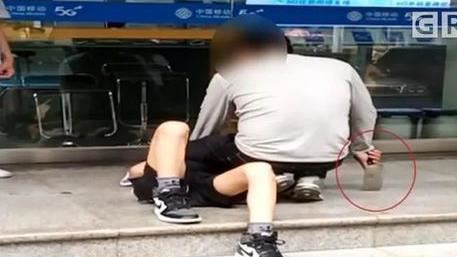 女兒早戀氣炸　爸當街持刀掐脖小男友