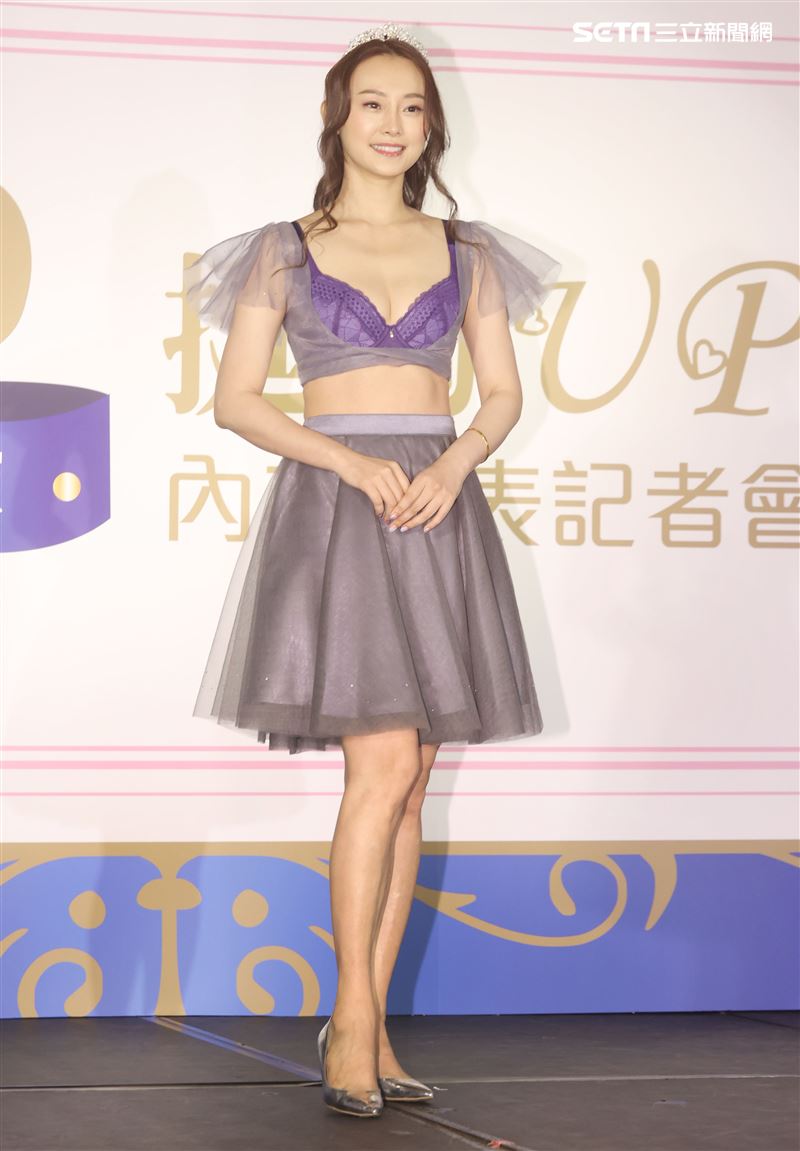 璟宣「藝鑚團隊挺胸up內衣」新品發表，32E傲人雙峰驚艷全場。（記者邱榮吉/攝影）