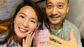 41歲伊林雙胞胎名模妹妹張珈瑜，16日跟男友Ivan（黃俊銘）赴台北市信義區戶政事務所登記結婚。臉書