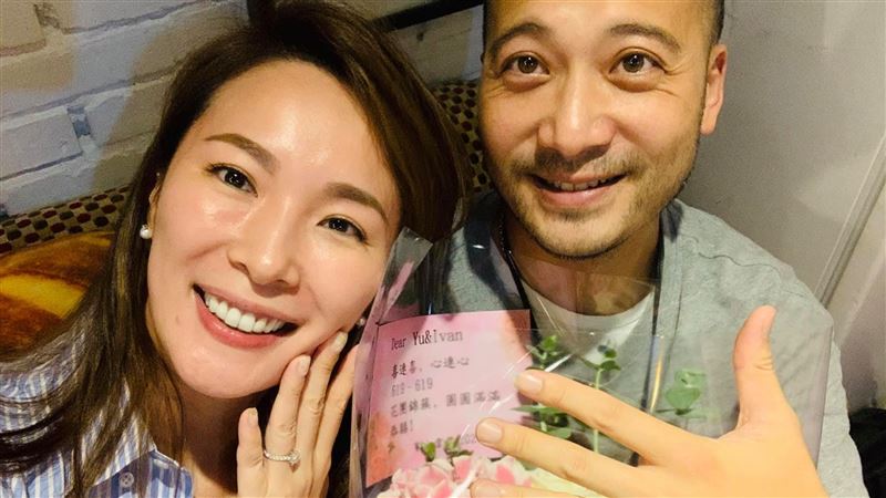 雙胞胎名模結婚了　熟男羞曝做人計畫