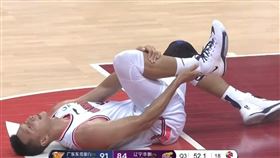 易建聯確認為阿基里斯腱斷裂。（圖／翻攝自微博）