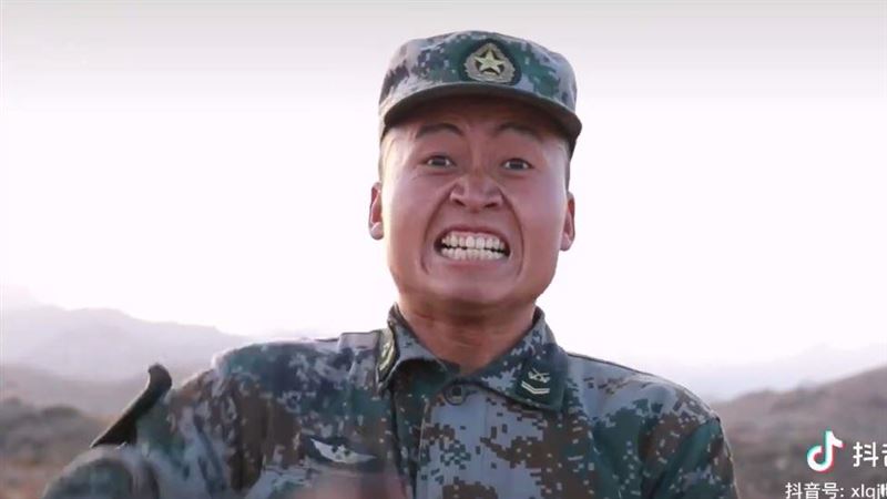 解放軍示範「刺殺術」表情讓網友笑翻