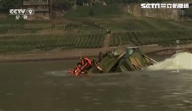 陸兩棲裝甲車下水糗沉入江　（圖／翻攝自CCTV軍工記憶II)
