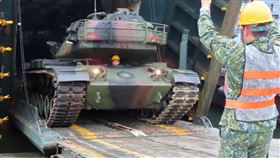 陸軍四支部運輸兵群第二營港運連，執行澎防部戰車及各類軍品前運任務。（圖／翻攝自Facebook／中華民國陸軍)