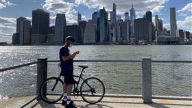 紐約防堵疫情  31州民眾抵達後須隔離全美新型冠狀病毒疫情惡化，依最新規定，民眾從31個感染率超標的州抵達紐約須自主隔離14天。圖為布魯克林大橋公園單車騎士配戴口罩。中央社記者尹俊傑紐約攝  109年7月22日