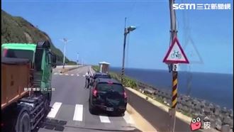 紅燈煞不住撞車慘叫　網：聲控煞車？