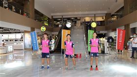 昇恆昌舉辦連續10天移地銷售特賣活動，開場由技壓歐洲的菁英青少年足球隊F. C. Vikings表演單人與雙人花式足球炒熱人氣。（圖／昇恆昌提供）